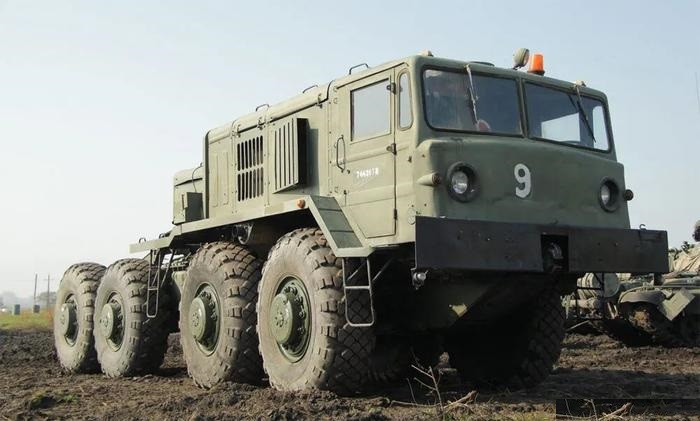 Do những hạn chế về trình độ công nghiệp của Liên Xô lúc bấy giờ, những vũ khí hạng nặng này thường thừa sức mạnh, nhưng đồng nghĩa có trọng lượng lớn hơn và xe đầu kéo hạng nặng MAZ-537 là một trong những đại diện nổi bật nhất vào thời điểm đó.