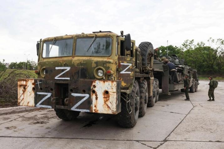 Trong suy nghĩ của nhiều người, MAZ-537 là đại diện tiêu biểu nhất cho tính “thẩm mỹ bạo lực của Liên Xô”. Giờ đây, cựu binh này đã dần mờ nhạt trong mắt công chúng, nhưng chúng ta vẫn sẽ nhớ bóng dáng oai phong của loại xe đầu kéo quân sự “hầm hố” này.