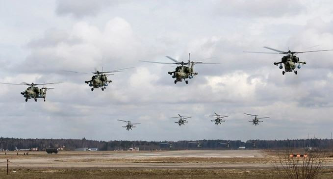 Hình ảnh vệ tinh cho thấy quân đội Nga đã triển khai lực lượng trực thăng hùng hậu ở Berdyansk, bao gồm nhiều trực thăng chiến đấu Ka-52 Alligator và Mi-35 Super Hind, cũng như trực thăng vận tải Mi-8. Ảnh: Pinterest. 