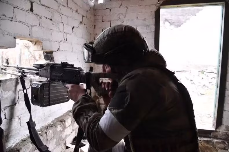 Theo phóng viên Kotenok, thành phố Selydove mà Quân đội Ukraine dự định bảo vệ trong nhiều tháng, nhằm tạo ra một khu vực kiên cố vững chắc tại đây, chỉ tồn tại được vài ngày. Lý do rất đơn giản, Quân đội Ukraine thiếu quân số và tinh thần của binh lính tại đây xuống thấp.