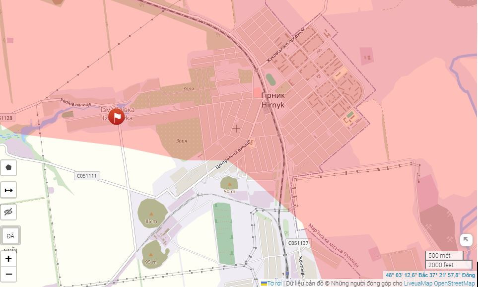 Đống đất thải mỏ số 42 với độ cao 95 mét, nằm ở phía nam thị trấn; ngoài ra còn có điểm cao 85 và 50 mét. Tại đây, Quân đội Ukraine bố trí hỏa khí để bắn ngắm trực tiếp quân Nga đang tiến vào Gornyak. Nếu quân Nga chiếm được điểm cao này, họ không chỉ có thể tăng tốc tiến công, mà còn sử dụng hỏa lực trực tiếp để chặn khoảng trống ở phía nam Gornyak và trực tiếp cắt đứt đường tiếp tế hậu cần và đường rút lui của Quân đội Ukraine.