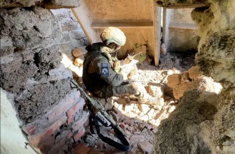 Nhiều đơn vị quân Ukraine tại Selydove tự ý rời bỏ vị trí của mình, từ đó tạo cơ hội cho các nhóm tấn công của quân Nga tiến lên và chiếm trung tâm phòng thủ chính là các tòa nhà cao tầng ở trung tâm. Sau đó, xảy ra các trận chiến ở tiểu khu thứ 11, nơi tàn quân của Ukraine cố thủ. 