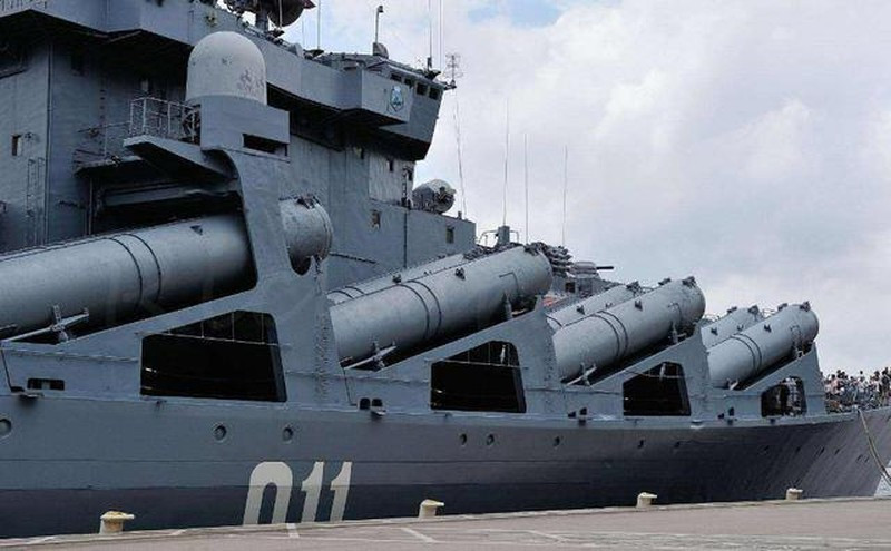 Vào cuối những năm 1950, tên lửa hành trình chống hạm tầm xa đã trở thành vũ khí chính của hạm đội Liên Xô chống lại Hải quân Mỹ. Mục tiêu là các tàu sân bay, tàu nổi và tàu ngầm. Nhưng để tên lửa bắn trúng mục tiêu, cần có chỉ thị mục tiêu chính xác nhất để đưa tên lửa đến vị trí mục tiêu đã định.