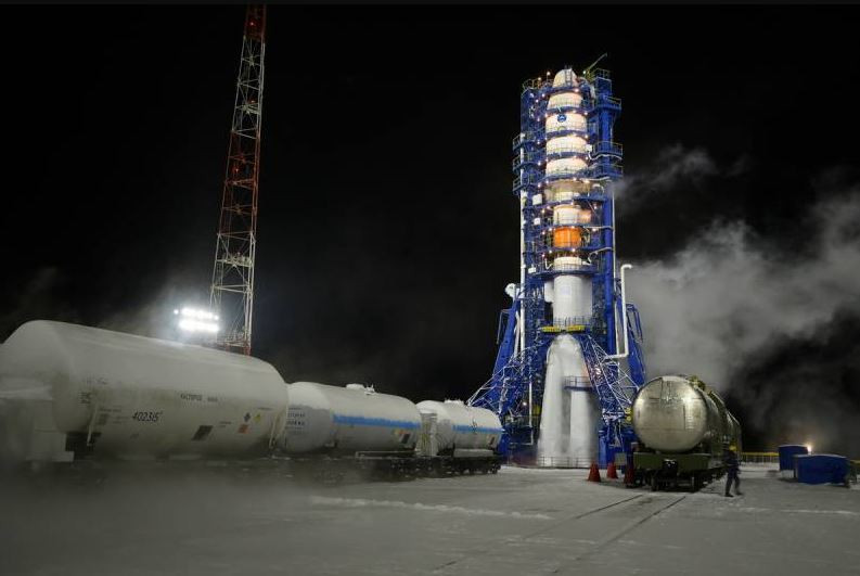 Hệ thống Liana, nơi đặt vệ tinh Pion-NKS có thể sử dụng các vệ tinh khác để cung cấp thêm thông tin. Hệ thống đã có bốn vệ tinh trinh sát vô tuyến Lotus trên quỹ đạo; ở những nơi mà radar vệ tinh Pion-NKS không thể nhìn rõ, đã có vệ tinh Lotus có thể đã bắt được tín hiệu bức xạ của tàu địch và gửi tới. 