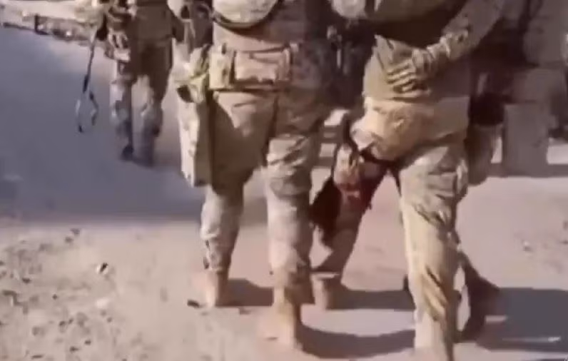 Cảnh quay sau đó xuất hiện việc rút lui của đơn vị đặc biệt Timur, khi thấy lực lượng đặc biệt đang cố gắng sơ tán một binh lính bị thương như thế nào. Có vẻ như người lính này đã bị thương ở chân và không thể tự đi được.