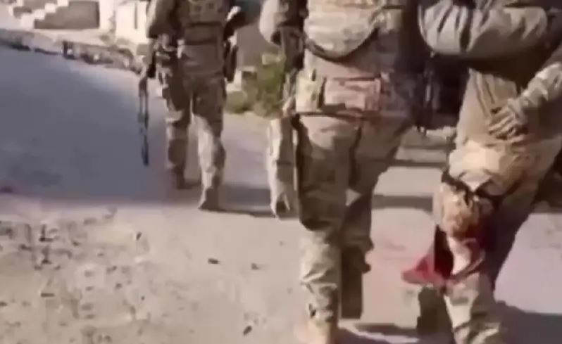 Giờ đây, cuộc chiến giữa hai bên đã chuyển sang khu vực nhà máy sản xuất máy móc thép, cuộc chiến vẫn rất khốc liệt. Qua đoạn video của Tổng cục Tình báo Bộ Quốc phòng Ukraine công bố về hoạt động chiến đấu của binh lính thuộc đơn vị lực lượng đặc biệt Timur cho thấy, quân Nga đã tràn vào thành phố.