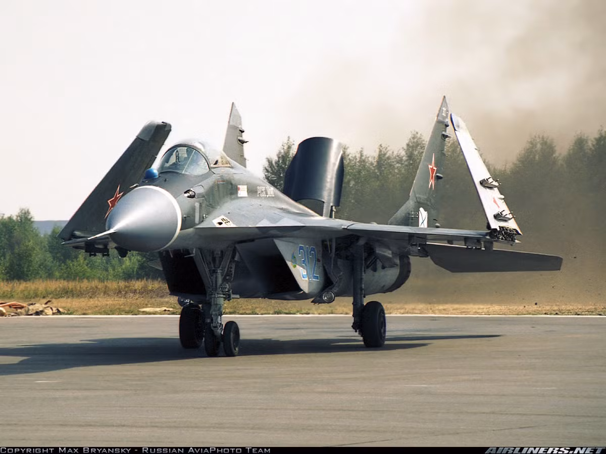 Tiêm kích hạm MiG-29K được cải tiến từ mẫu MiG-29, cũng “thừa hưởng” những khuyết điểm về tải trọng nhỏ và tầm hoạt động ngắn của phiên bản trên mặt đất; điều mà Hải quân Nga không chỉ ra, trong khi Hải quân Ấn Độ đã “thẳng thừng” chỉ ra.