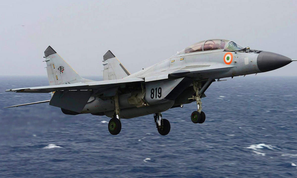 Với loại tiêm kích hạm MiG-29K, không chỉ Hải quân Ấn Độ gặp nhiều tai nạn khi sử dụng, mà khi Hải quân Nga đã sử dụng MIG-29K để tham gia các hoạt động chiến đấu ở Syria, cũng thường xảy ra tai nạn mất máy bay. Nhưng đến thời điểm hiện tại, không có tổn thất trong chiến đấu của phiên bản chiến đấu này.