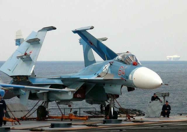 Ngoài loại tiêm kích hạm hạng nặng Su-33, Hải quân Nga còn có máy bay hoạt động trên tàu sân bay hạng trung là MIG-29K và máy bay huấn luyện trên tàu sân bay Su-25UTG. Như vậy trên tàu sân bay của Hải quân Nga, có nhiều loại tiêm kích hạm.
