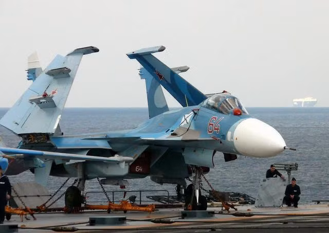 Ngoài loại tiêm kích hạm hạng nặng Su-33, Hải quân Nga còn có máy bay hoạt động trên tàu sân bay hạng trung là MIG-29K và máy bay huấn luyện trên tàu sân bay Su-25UTG. Như vậy trên tàu sân bay của Hải quân Nga, có nhiều loại tiêm kích hạm.
