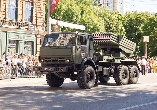 Hiện nay pháo phản lực Grad-K chính thức chỉ được biên chế trong quân đội Nga. Đồng thời các tổ hợp không được cung cấp cho bất kỳ quốc gia nào khác trên thế giới. Điều này cho thấy rằng, những vũ khí như vậy chỉ có thể được phía Nga chuyển giao cho lực lượng dân quân DPR?