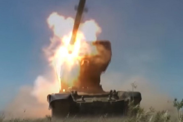 Pháo nhiệt áp hạng nặng TOS là loại vũ khí sát thương, được đánh giá là có sức tàn phá khủng khiếp chỉ sau vũ khí hạt nhân. Nga cho rằng, loại vũ khí này sẽ giúp kiềm chế sự xâm lược của Ukraine đối với Nga và sẽ tăng cường đáng kể khả năng phòng thủ của đất nước theo hướng này.