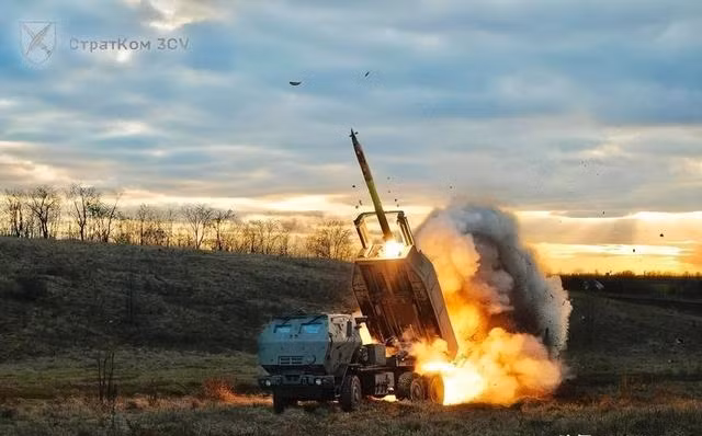 So với hệ thống tên lửa mặt đất Iskander của Nga, thì HIMARS thể hiện tính cơ động vượt trội do trọng lượng nhẹ hơn. Cho đến thời điểm này, các lực lượng Ukraine đã sử dụng HIMARS một cách hiệu quả. Quá trình này rất đơn giản: trước tiên kíp chiến đấu xác định tọa độ của mục tiêu, xác định trận địa phóng và tên lửa đã nạp đạn sẵn.