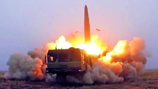 Theo các nguồn tin của Ukraine, vũ khí được cho là Nga sử dụng để phá hủy hệ thống HIMARS chính là tên lửa đạn đạo chiến thuật phóng từ mặt đất Iskander. Giả thiết này đặt ra những lo ngại đặc biệt.