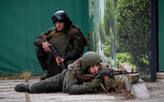 Nhưng những ngày qua, Quân đội Ukraine ở đây không có đủ sức mạnh để đẩy lùi các cuộc tấn công từ mọi hướng của quân Nga; những dấu hiệu xuất hiện khu vực phòng thủ bị vỡ, đã xuất hiện rõ rệt"; hết lời dẫn.