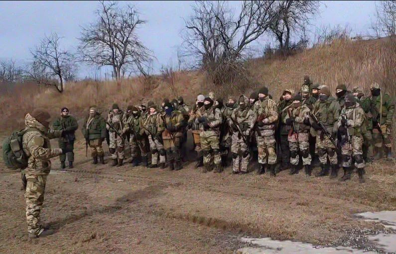 Trong khi đó, trước nguy cơ Chasov Yar thất thủ, chỉ huy Quân đội Ukraine đang điều động thêm lực lượng đến tăng viện cho thành phố nhỏ này, đặc biệt là các đội hình từ các lữ đoàn “tinh nhuệ” của Ukraine, vì các đơn vị phòng thủ đang phải rút chạy khỏi vị trí của họ.