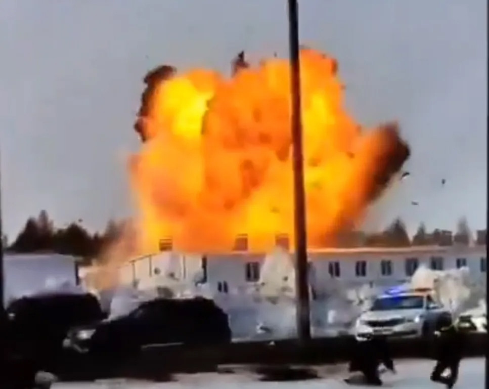 Giờ đây, máy bay chiến đấu của Nga đang nhằm vào lực lượng “tinh hoa” này của Ukraine, thường được bố trí trong các tòa nhà cao tầng ở trung tâm Chasov Yar. Các loại máy bay cường kích và ném bom đã tiến hành một loạt cuộc không kích vào quân Ukraine ở những tòa nhà cao tầng, tiêu diệt một số lượng đáng kể số quân Ukraine tăng viện cho thành phố.