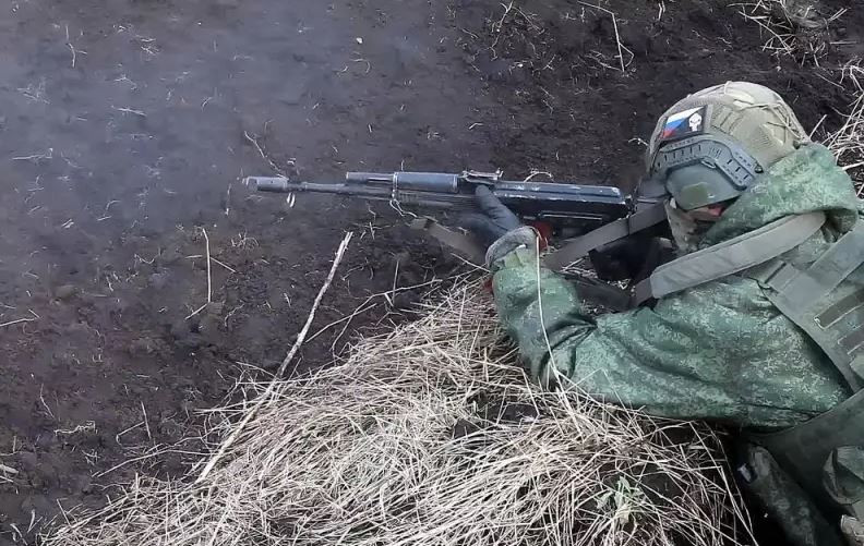 Những thước phim quay cảnh Quân đội Nga xuất hiện ở trung tâm thành phố Chasov Yar gần đây; nhưng nếu chúng ta nhìn vào khu vực xung quanh, có vẻ như không có bất kỳ binh sĩ Ukraine nào ở đó sẵn sàng chiến đấu. 