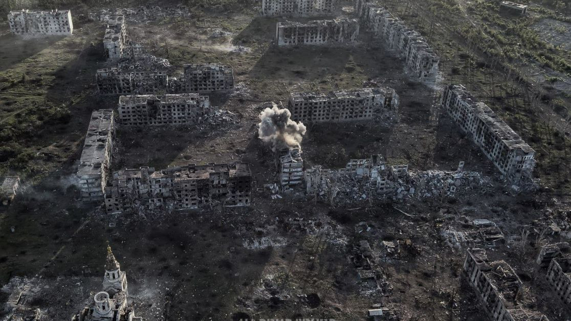 Máy bay chiến đấu Nga cũng đồng thời tấn công quân Ukraine đang di chuyển từ vùng ngoại ô vào trung tâm thành phố. UAV trinh sát của Nga đã quay lại cảnh xe tăng, xe chiến đấu bộ binh và xe bọc thép kiểu Cossack của Ukraine bị phá hủy.