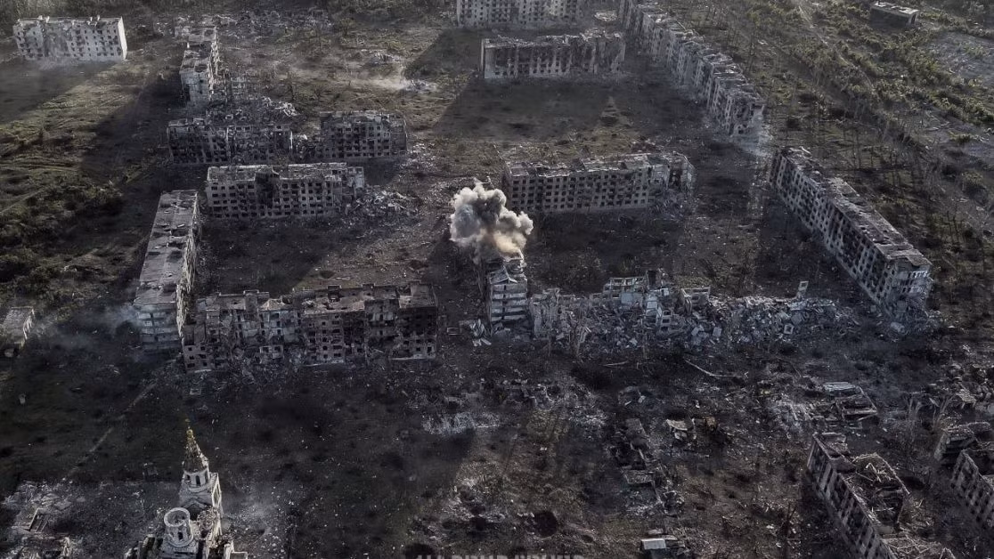 Máy bay chiến đấu Nga cũng đồng thời tấn công quân Ukraine đang di chuyển từ vùng ngoại ô vào trung tâm thành phố. UAV trinh sát của Nga đã quay lại cảnh xe tăng, xe chiến đấu bộ binh và xe bọc thép kiểu Cossack của Ukraine bị phá hủy.