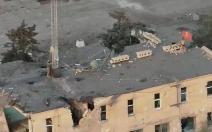 Kênh Rybar cho biết, hiện tại, bộ chỉ huy nhóm Ukraine đang triển khai lực lượng vào khu vực của nhà máy vật liệu chịu lửa, cố gắng giữ nó dưới áp lực của Quân đội Nga. Việc mất khu vực kiên cố này trên thực tế đã đặt dấu chấm hết cho việc phòng thủ của thành phố.