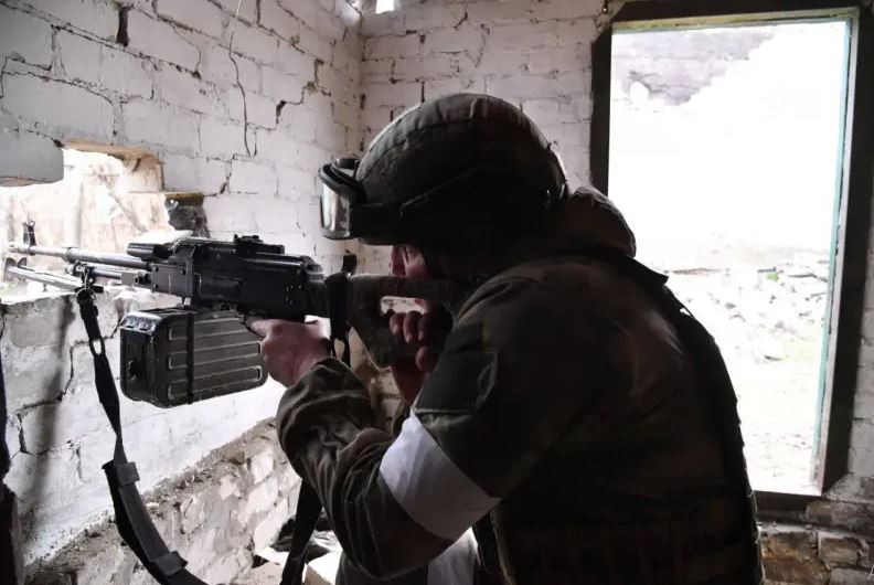 Các mũi đột kích của Nga, dưới sự yểm trợ của xe bọc thép, đang chiến đấu ở trung tâm Chasov Yar, cố gắng chiếm khu vực kiên cố chính của đối phương trên lãnh thổ của nhà máy vật liệu chịu lửa.