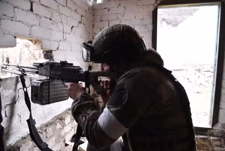 Các mũi đột kích của Nga, dưới sự yểm trợ của xe bọc thép, đang chiến đấu ở trung tâm Chasov Yar, cố gắng chiếm khu vực kiên cố chính của đối phương trên lãnh thổ của nhà máy vật liệu chịu lửa.