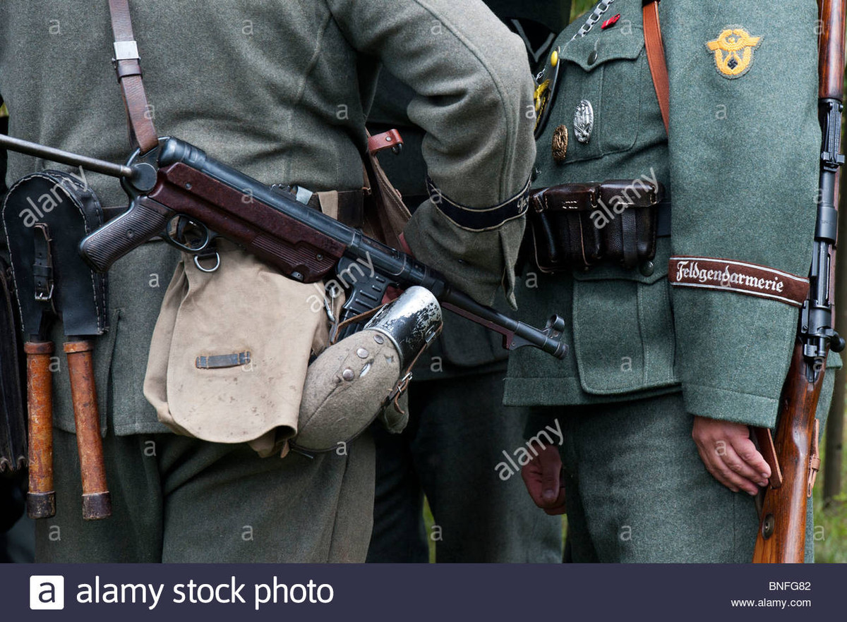 Một nghịch lý là ngay từ đầu cuộc chiến, Hồng quân có nhiều vũ khí tự động hơn quân đội Đức, và về sau sự mất cân bằng này càng tăng thêm. Nhưng loại vũ khí này được phân bổ khá đồng đều trong Hồng quân, còn quân Đức sử dụng nó một cách tập trung.