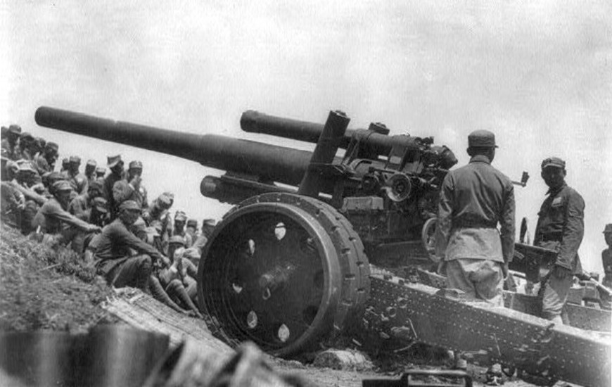 Vào mùa hè năm 1941, lịch sử phần lớn lặp lại của Thế chiến I. Sau khi hầu hết pháo binh của các vùng giáp biên giới Liên Xô bị mất trong các đợt tấn công chớp nhoáng của quân Đức; Hồng quân cũng tạm thời không có vũ khí hạng nặng khi đấu pháo với các loại pháo 150 mm của Đức bắn từ xa.