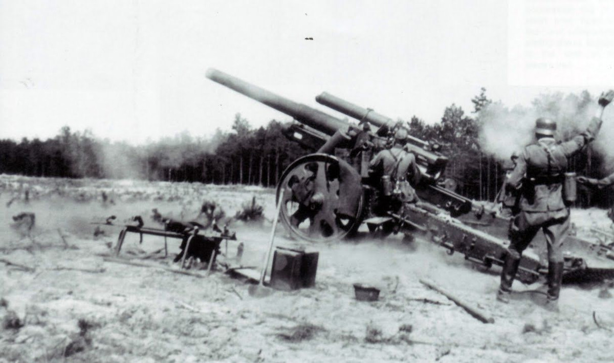 Các cuộc pháo kích của quân Đức có thể được tiến hành ở khoảng cách lên tới 13 km. Tuy nhiên, những khẩu pháo này lại có một nhược điểm đáng kể; trong Trận chiến ở cửa ngõ Mátxcơva, ở nhiệt độ âm 20 độ, dầu ở trong bộ phận hãm lùi, đẩy lên và cân bằng của pháo bị đông cứng. Kết quả là số pháo này không hoạt động được, dẫn đến sự thất bại đầu tiên của quân đội Đức. 