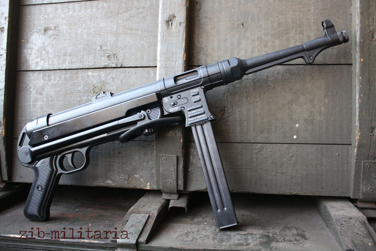 Súng tiểu liên 9 mm MP-40 : Súng tiểu liên 9mm MP-40, được gọi không chính xác là Schmeisser (do Hugo Schmeisser là người chế tạo ra khẩu súng tiểu liên đầu tiên của quân đội Đức vào năm 1918); trên thực tế, chỉ các đơn vị bộ binh cơ giới của Đức mới được trang bị MP-40.