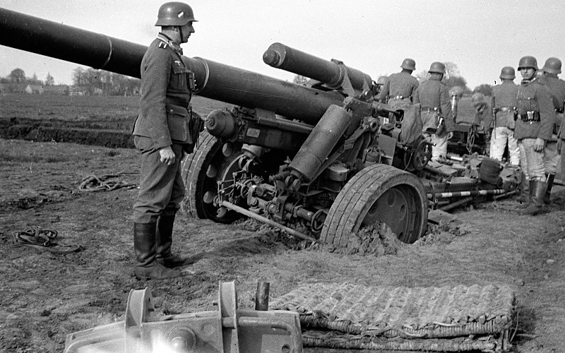 Lúc đầu, quân đội Đức thực hành màn hỏa lực bằng những khẩu pháo cỡ lớn này trong thời gian rất dài. Hơn nữa, pháo binh Nga lại thiếu đạn pháo, nên không đáp trả được và phải chịu rút lui. Tiếng đạn bay và tiếng nổ của đạn pháo150 mm có âm thanh đặc trưng, gây tâm lý khiếp sợ, nhất là với binh lính mới. 