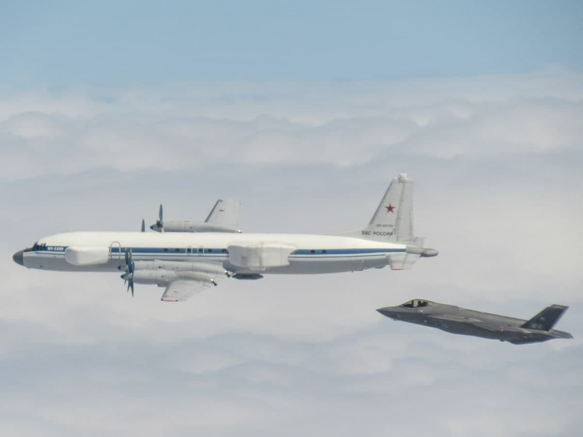 Trong bức ảnh được giới thiệu, người xem có thể thấy “khoảnh khắc bên nhau”, giữa chiếc máy bay chiến đấu F-35 của Không quân Italy và máy bay tác chiến điện tử Il-22PP Porubshchik của Nga.