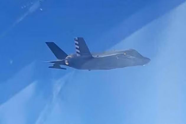 Còn trên biển Baltic, một máy bay chiến đấu tàng hình F-35 của Không quân Italy, đã đánh chặn một trong những máy bay quân sự bí mật nhất của Nga, đang thực hiện nhiệm vụ trinh sát tại đây. 