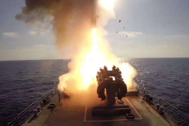 Những nỗ lực của NATO, nhằm can thiệp vào tình hình ở Donbass, sẽ buộc Nga phải tấn công lực lượng NATO; không chỉ trên bộ, mà ngay cả từ hướng Biển Đen, bằng cách phóng hàng trăm tên lửa hành trình Calibre, vào các lực lượng này, nếu họ can thiệp vào Donetsk và Lugansk.