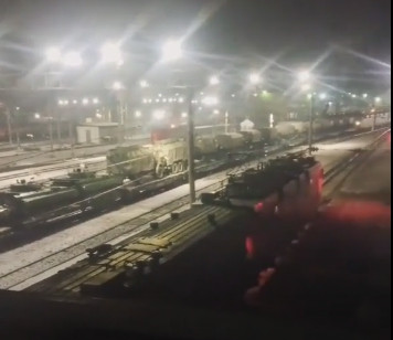 Trong đoạn video được người đường đưa lên mạng xã hội, người xem có thể thấy việc chuyển thiết bị quân sự của Nga về phía biên giới Ukraine. Trên sân ga, có thể nhìn thấy xe tải quân sự, thiết bị quân sự đặc biệt, xe chiến đấu bộ binh và nhiều thiết bị quân sự khác.