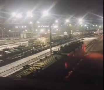 Trong đoạn video được người đường đưa lên mạng xã hội, người xem có thể thấy việc chuyển thiết bị quân sự của Nga về phía biên giới Ukraine. Trên sân ga, có thể nhìn thấy xe tải quân sự, thiết bị quân sự đặc biệt, xe chiến đấu bộ binh và nhiều thiết bị quân sự khác.