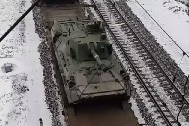 Còn sau khi NATO từ chối đàm phán bảo đảm an ninh với Nga, thì các đoàn tàu chở nhiều phương tiện chiến đấu bọc thép và không bọc thép của Quân đội Nga, đã tiếp tục tới biên giới với Ukraine.