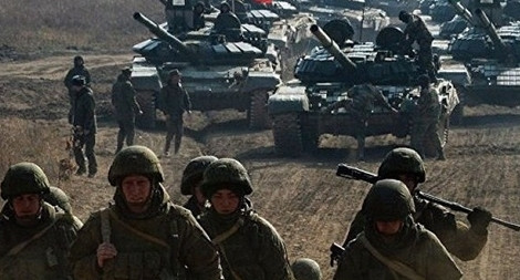 Quân đội Nga tuyên bố, việc triển khai một số lượng lớn quân đội và trang thiết bị, nhằm mục đích chính là đảm bảo an ninh cho biên giới Nga và những công dân Nga trên lãnh thổ DPR và LPR; và Nga có quyền vận chuyển vũ khí trên lãnh thổ của mình.