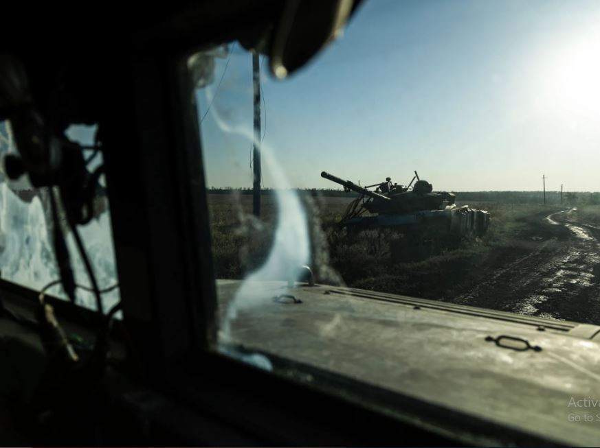 Thứ hai, trước đây phía Ukraine không bố trí nhiều xe bọc thép ở Avdeevka và khu vực xung quanh và họ không được chuẩn bị cho chiến thuật phòng thủ chủ động và cơ động. Thực chất thành phố Avdeevka (khu dân cư) và nhà máy AKHZ bị biến thành một khu vực phòng thủ cứ điểm, với hệ thống hầm hào, công sự chiến đấu cố định.