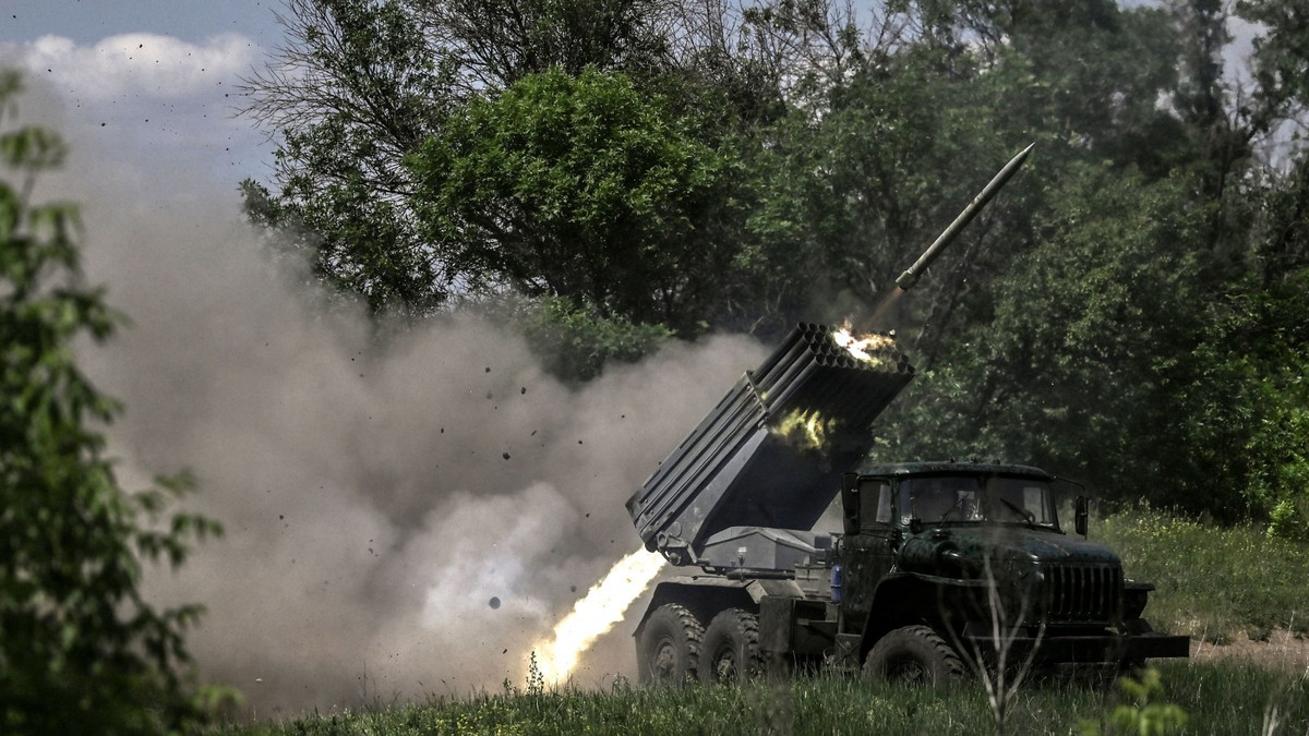 Chiến thuật này đã trở nên quen thuộc với Quân đội Nga, đầu tiên là màn tấn công bằng hỏa lực để “làm mềm chiến trường”, sau đó mới là các hoạt động tấn công trên bộ và cuối cùng là củng cố các trị trí đã chiếm được.