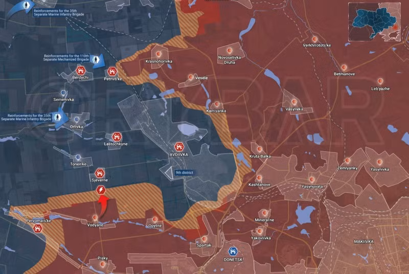 Ở khu vực phía nam, các đơn vị tấn công của quân Nga đã vượt qua đường sắt và chốt giữ trong các đồn điền rừng gần khu vực dân cư của Avdeevka. Toàn bộ phần phía nam của thành phố là khu vực nhà dân và ở đây có nhiều công sự phòng ngự vững chắc mà quân Nga rất khó để vượt qua.