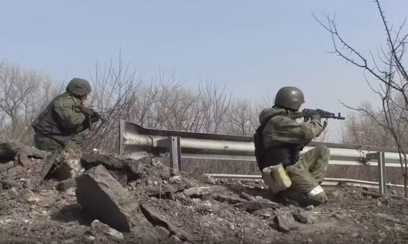 Do vậy trận chiến chiếm khu vực Donbass của Nga, cụ thể là đột phá vào tuyến phòng ngự Slavic-Kramatorsk, chắc chắn sẽ gặp rất nhiều khó khăn. Để chuẩn bị cho trận chiến này, quân Nga đã rút lực lượng bao vậy Kiev và thành phố Chernihiv; cũng như điều chỉnh lực lượng tại Grudia đến tăng cường.