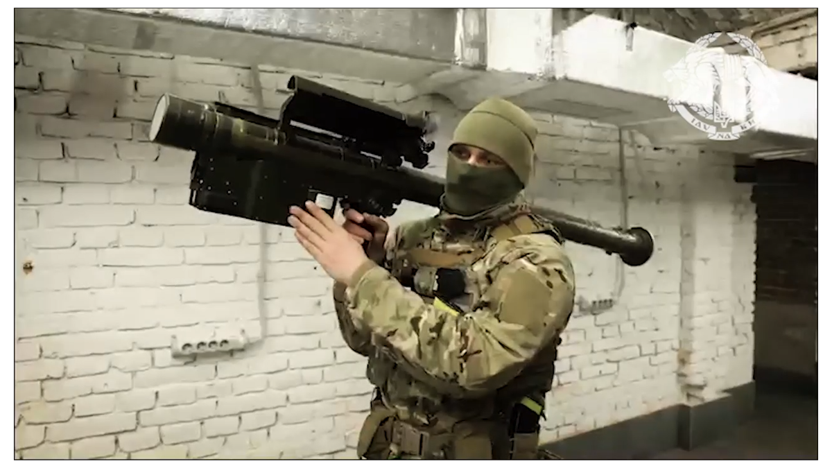 Các hệ thống phòng không tầm ngắn di động như FIM-92 Stinger của Mỹ, cũng đã được cung cấp cho lực lượng Ukraine. Các hệ thống phòng không di động này rất quan trọng đối với lực lượng bộ binh ở tuyến đầu, để phòng thủ chống lại trực thăng và máy bay bay thấp. Tính dễ sử dụng và hiệu quả của Stinger trong nhiều tình huống chiến đấu khác nhau, khiến nó trở thành một vũ khí phòng không tầm thấp nguy hiểm, nhất là giai đoạn đầu của cuộc chiến.