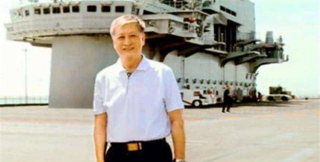 Thành công của thương vụ “mua hàng quanh co” này, không thể tách rời sự ủng hộ của Ukraine; chính với cách xử lý khôn khéo của Ukraine, Mỹ có thể đã “bớt cảnh giác” và cuối cùng Trung Quốc đã mua thành công Varyag với giá rẻ như cho. Ảnh: Xu Zengping, doanh nhân Ma Cao mua Varyag về làm “sòng bạc nổi”, chụp ảnh trên chiếc Liêu Ninh ngày hạ thủy. Nguồn Sina.