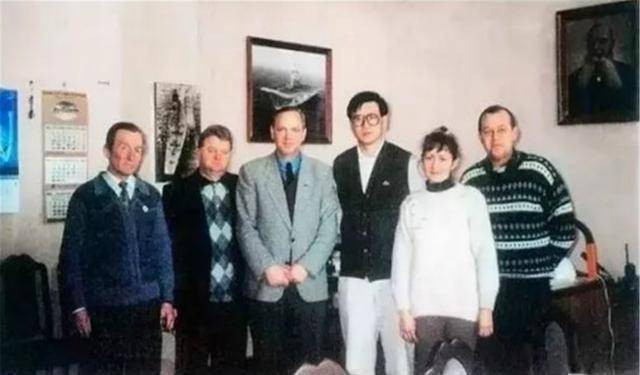 Năm 1997, Quân đội Trung Quốc đã bí mật tiến hành đàm phán mua Varyag với những quan chức Ukraine, dưới bình phong là công ty dân sự và với mục đích là mua về để làm “sòng bạc nổi phục vụ du lịch”. 