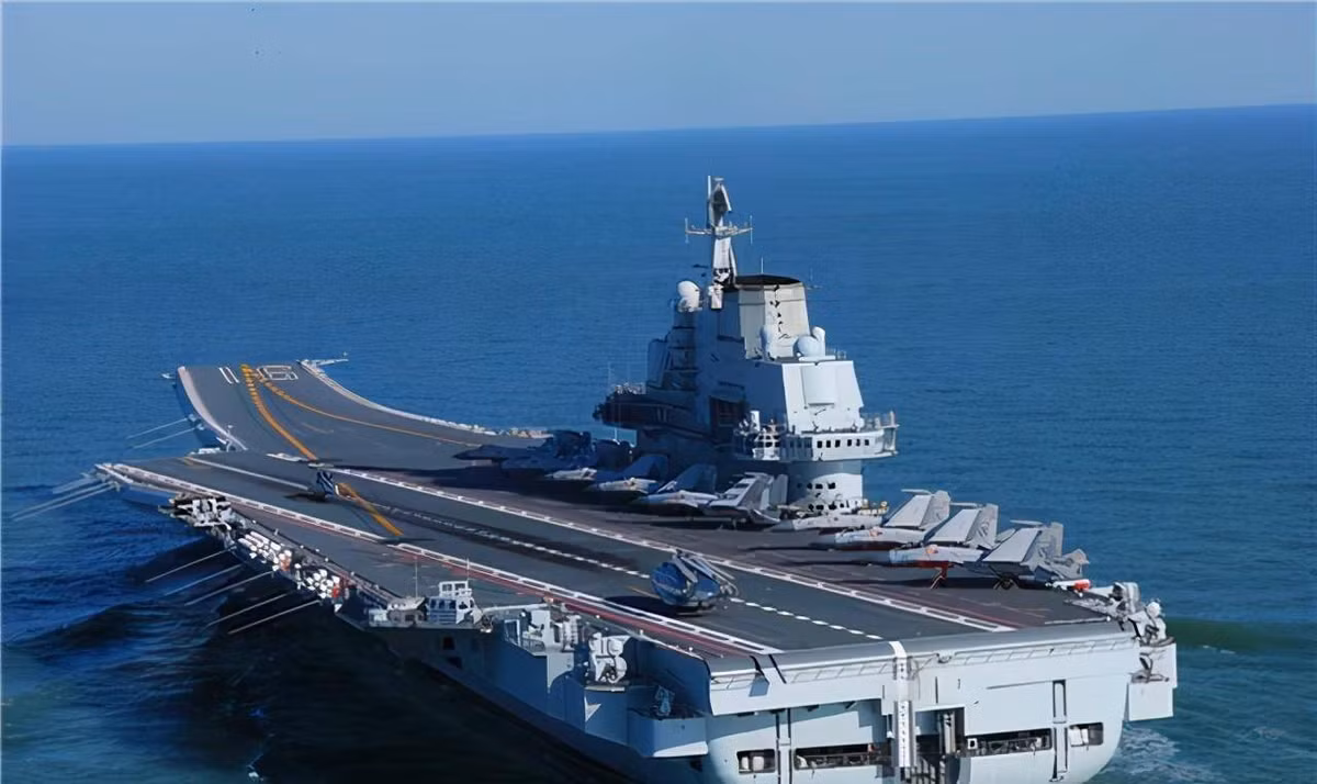 Cuối cùng, tàu sân bay với chiều dài 304m, rộng 70,5m và lượng choán nước tiêu chuẩn 57.000 tấn đã được tái sinh tại Đại Liên, Trung Quốc. Sau diện mạo mới, Varyag còn có tên gọi mới theo tiếng Trung Quốc là tàu sân bay "Liêu Ninh".