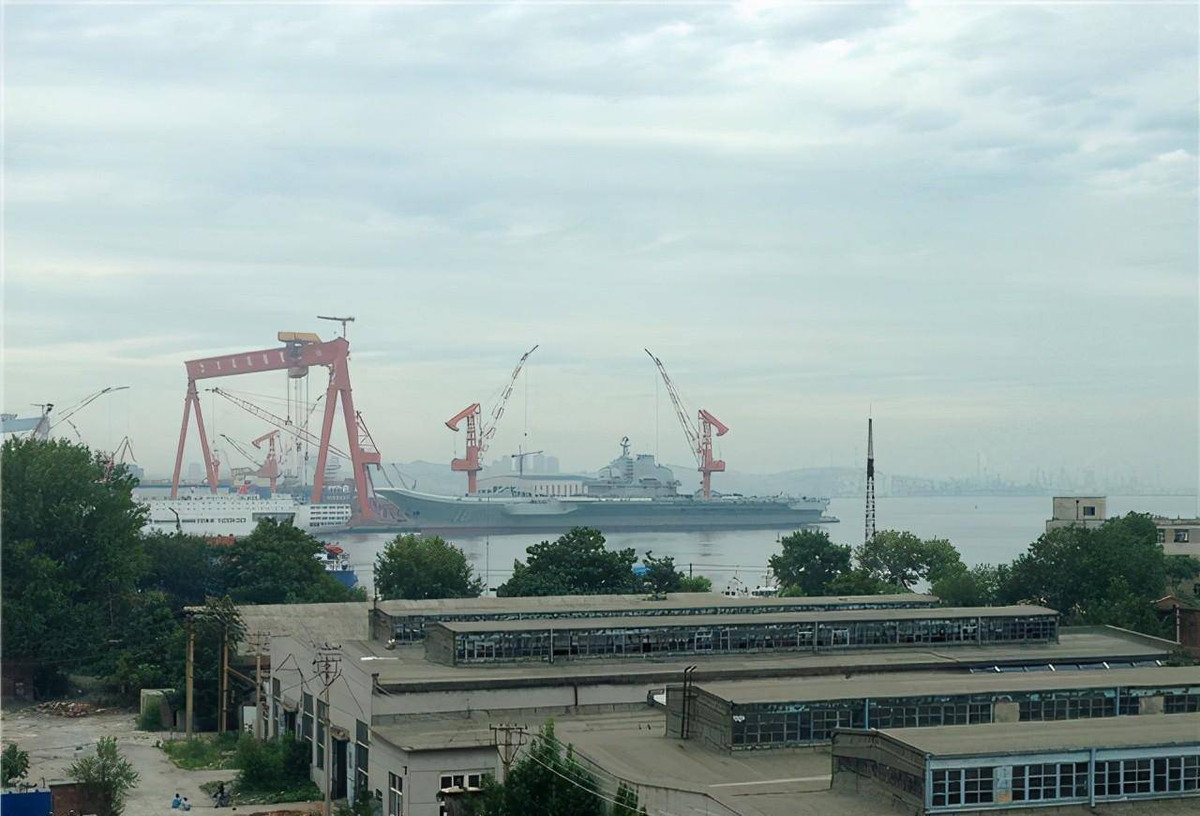 Các kỹ sư Trung Quốc đã nghiên cứu các bản vẽ của Varyag (được mua theo một hợp đồng riêng) cũng như thiết kế thực tế để hoàn thiện và làm chủ công nghệ, đồng thời trang bị vũ khí và thiết bị điện tử liên quan trên tàu sân bay.