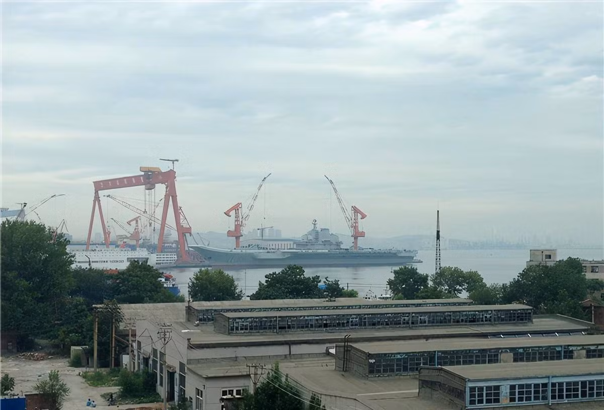 Các kỹ sư Trung Quốc đã nghiên cứu các bản vẽ của Varyag (được mua theo một hợp đồng riêng) cũng như thiết kế thực tế để hoàn thiện và làm chủ công nghệ, đồng thời trang bị vũ khí và thiết bị điện tử liên quan trên tàu sân bay.