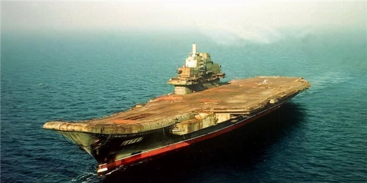 Vào năm 2002, con tàu Varyag đã vượt qua đủ mọi chướng ngại vật, đi hết 15.200 hải lý và hành trình 123 ngày, cuối cùng đã cập cảng Đại Liên của Trung Quốc, chứ không phải là Ma Cao như tuyên bố ban đầu. 